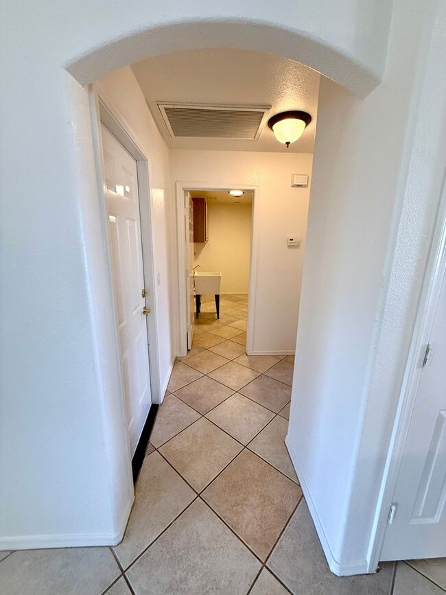 Building Photo - Beautiful 3 Bed / 2 Bath Home Backing to Cerbat Cliffs Golf Course!