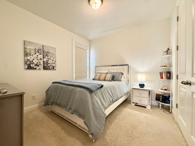 Building Photo - 4 Bedroom Home with Office in Walking Distance to Schools