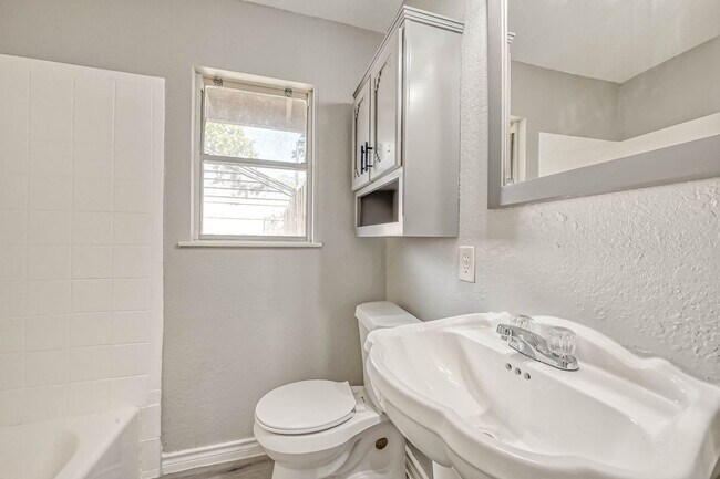 Building Photo - Affordable 3BD/2BA single-family house!