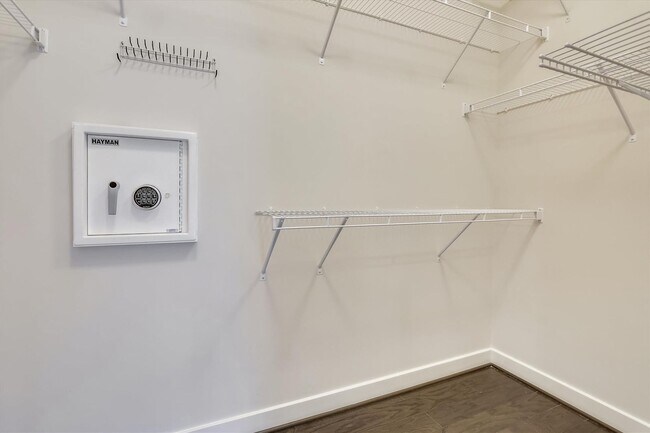 Building Photo - Luxury END-UNIT garage townhouse - 4BD/4.5BA!