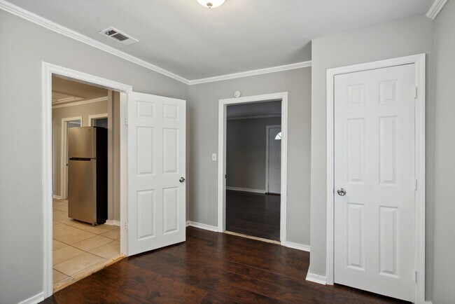 Building Photo - 2215