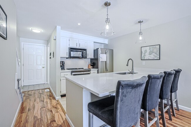 Building Photo - 35 Montrose Dr