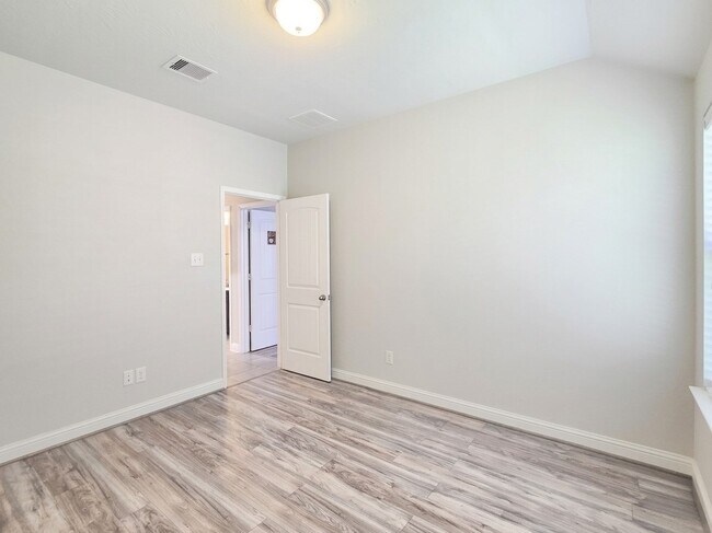 Building Photo - 8206 Oxbow Manor