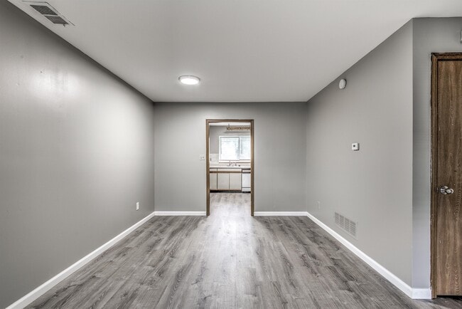 Building Photo - 18 Redwood Dr