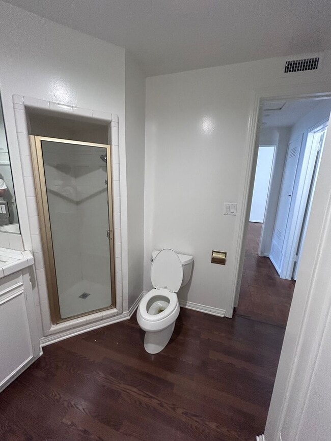 Building Photo - 9080 Shoreham Dr