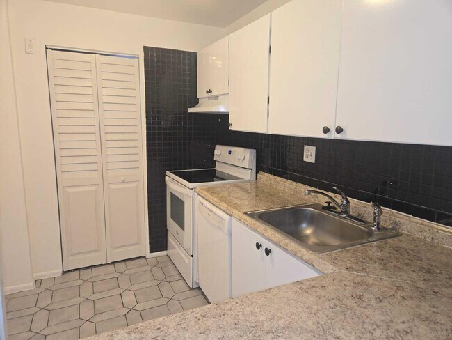 Building Photo - 7920 N Colony Cir