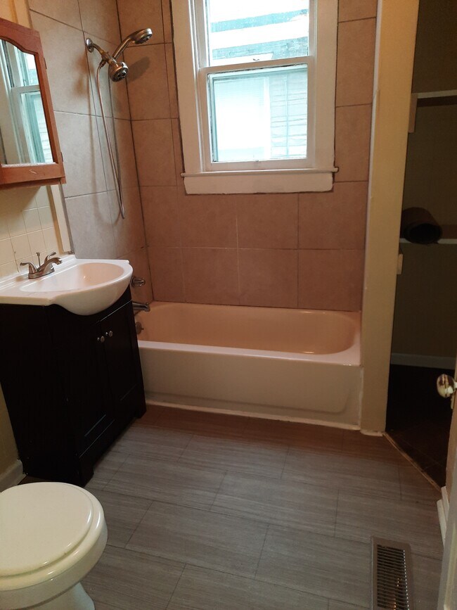 bathroom - 2148 W Lee St