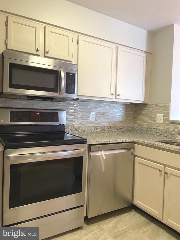 Building Photo - 1100 Quaker Hill Dr