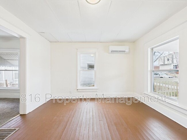 Building Photo - 411 Main St