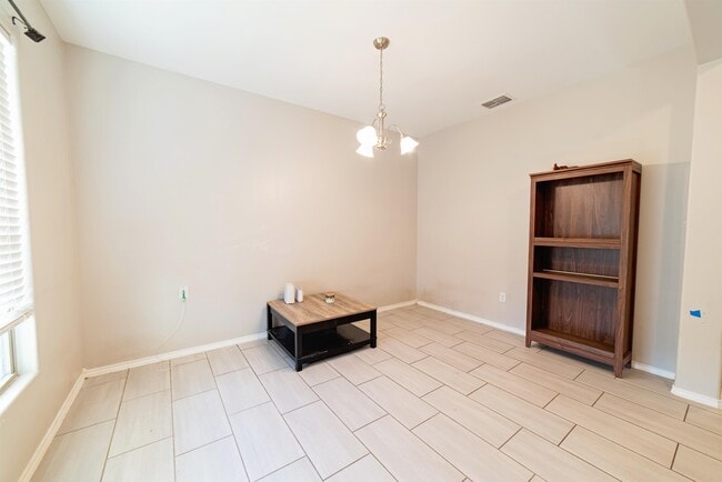 Building Photo - 1007 Kus Dr