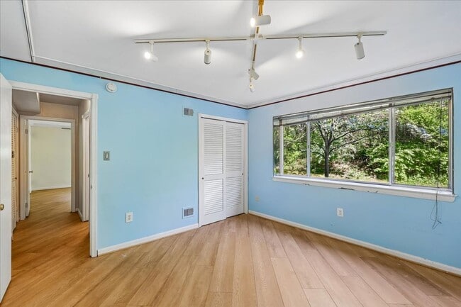 Building Photo - Bright & Stylish 2BR/1BA Condo in Sought-After Sumner Court in Bethesda