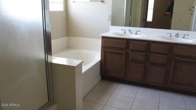 Building Photo - 2471 W Hemlock Way