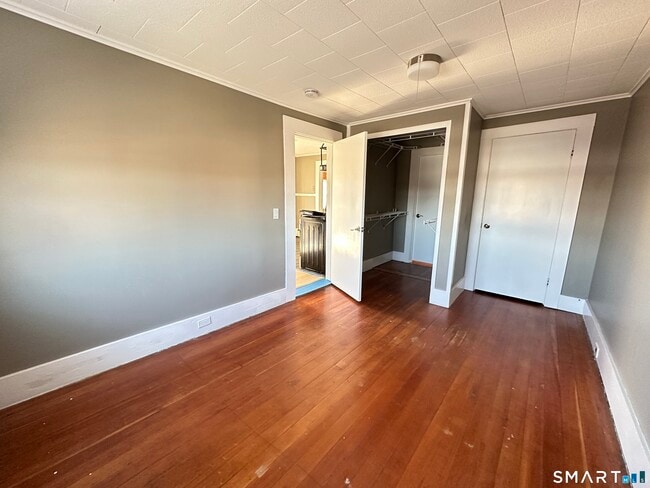 Building Photo - 40 Oak St