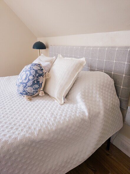 Building Photo - 218 S Jackson St