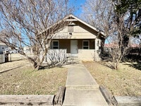 Building Photo - 3 Bed, 2 Bath with Fenced Yard / Pet-Friendly / Available Now!