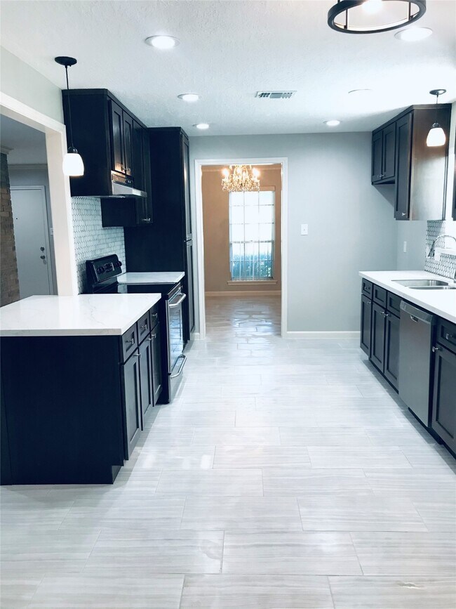 Building Photo - 3110 Springhill Dr