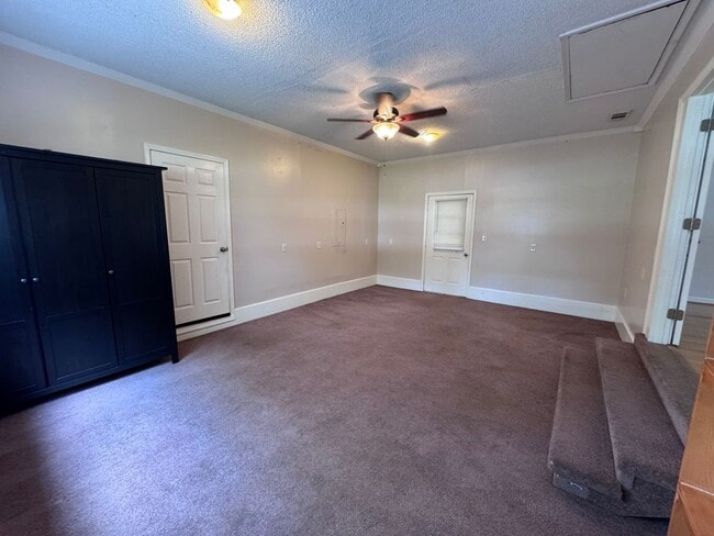 Building Photo - 1709 Oak Hill Dr S