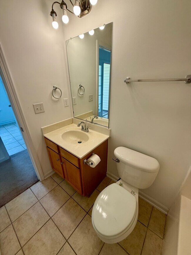 Building Photo - Three bedroom, 2 bath house in Greensboro