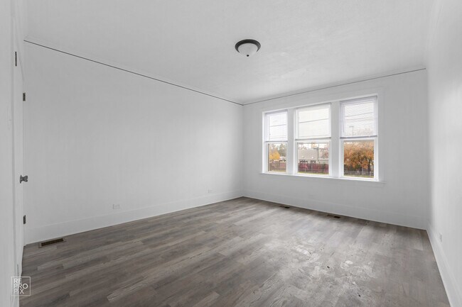 Building Photo - 5108 W 21st Pl
