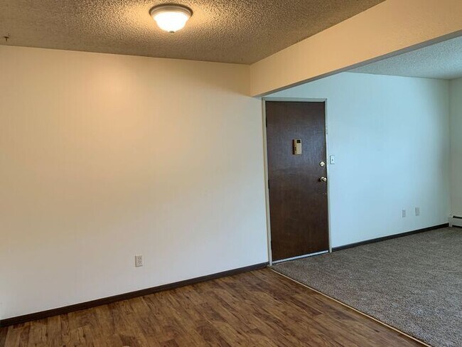 Building Photo - 2 Bed, 1 Bath Apartment for Rent in East Loveland! Move in special - 2 Weeks Free, Flexible lease...