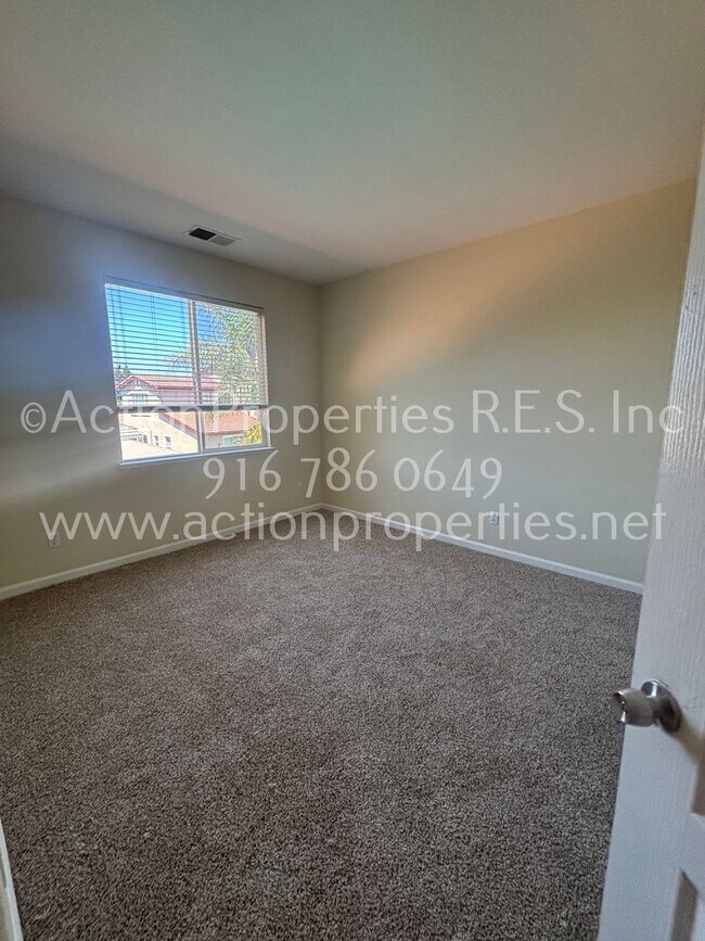 Building Photo - Beautiful West Roseville Home 5 bed 3 bath...