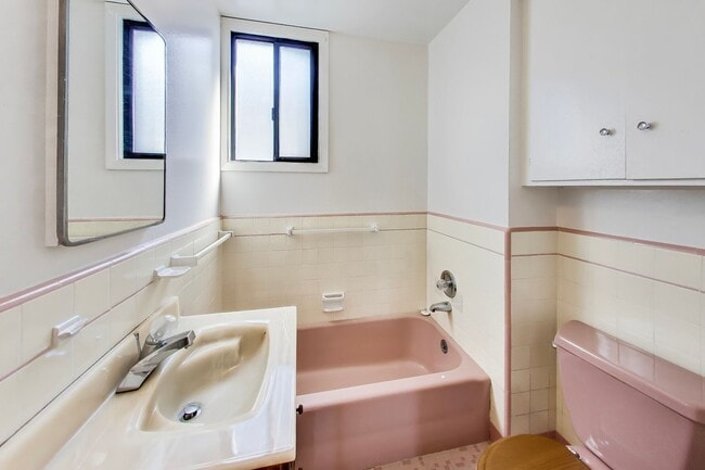 Building Photo - Top-Floor 2BD/1BA Near Ocean Beach & Golden Gate Park