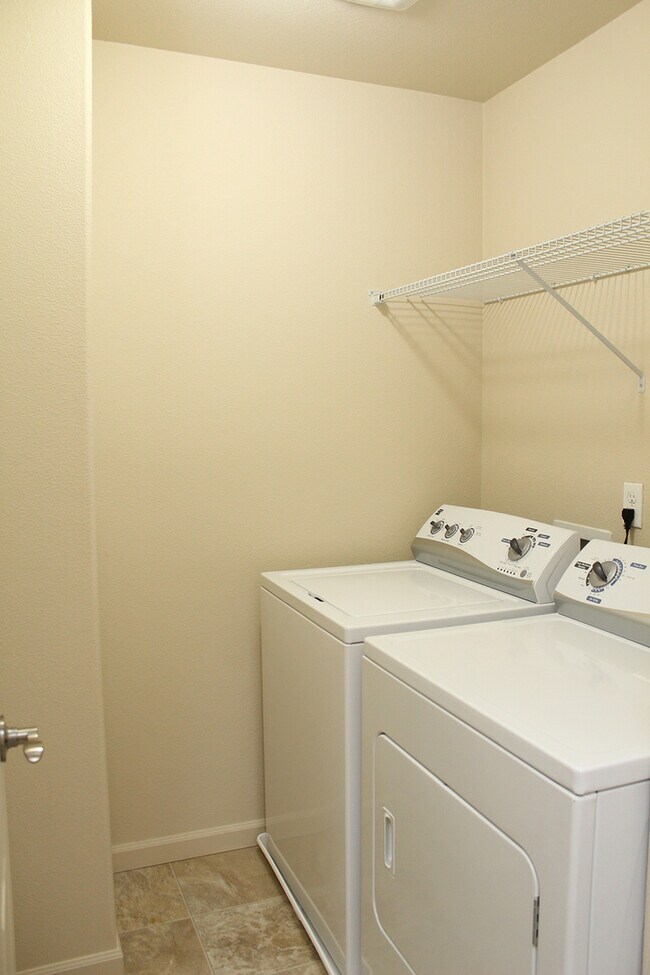 Building Photo - 321 NE Edgeway Drive