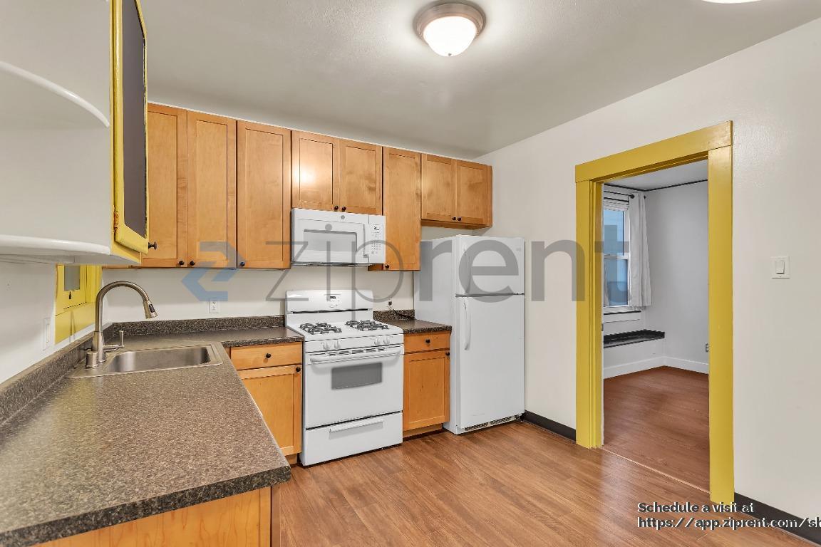 Building Photo - 484 Waller St