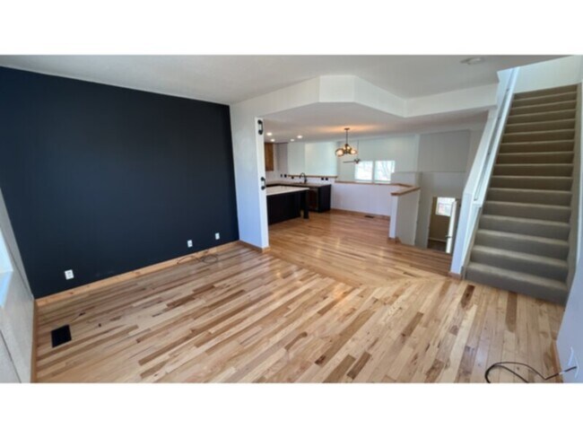 Building Photo - Beautiful updated Townhome with lots of natural light!