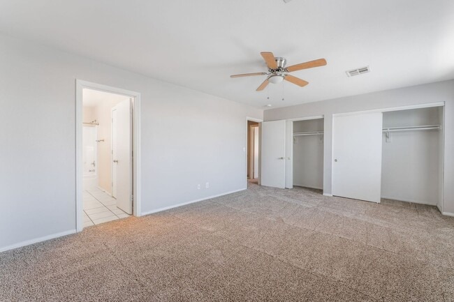 Building Photo - Beautiful 5 bed home with sparkling pool located in the heart of Las Vegas!