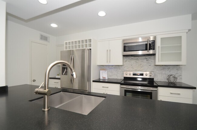 Building Photo - 5524 Beverly Hill St