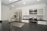 Building Photo - 5524 Beverly Hill St