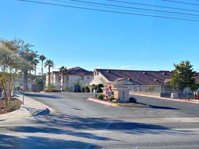 Building Photo - 1 BEDROOM CONDO IN HENDERSON GATED COMMUNITY