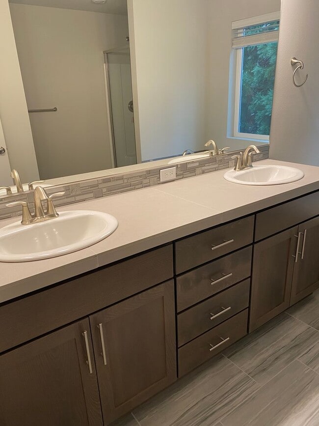 Building Photo - AVAILABLE NOW!!! 4BD/3BA - Pet friendly + Fenced Yard & Washer/Dryer Included - Great South Locat...