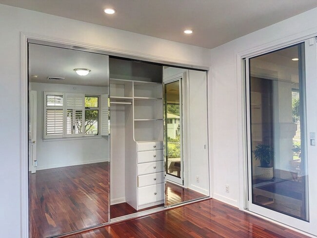 Building Photo - 2-Bedroom Executive Duplex in Serene Manoa...