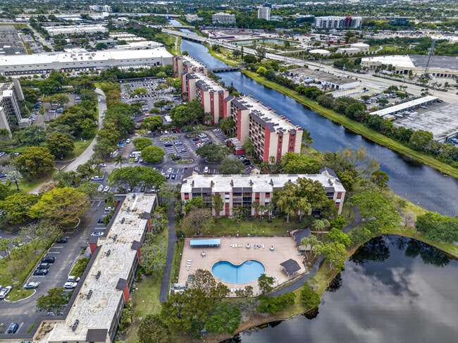 Building Photo - 2200 S Cypress Bend Dr
