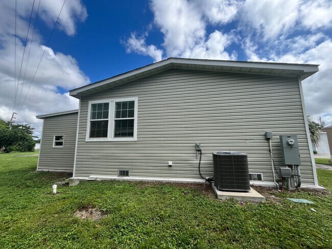 Building Photo - 172 Eland Dr
