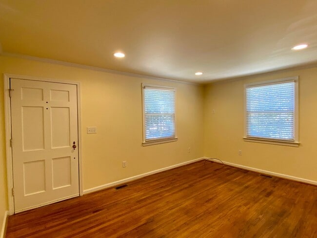 Building Photo - Adorable 2BR 1BA in Five Points - Applicat...