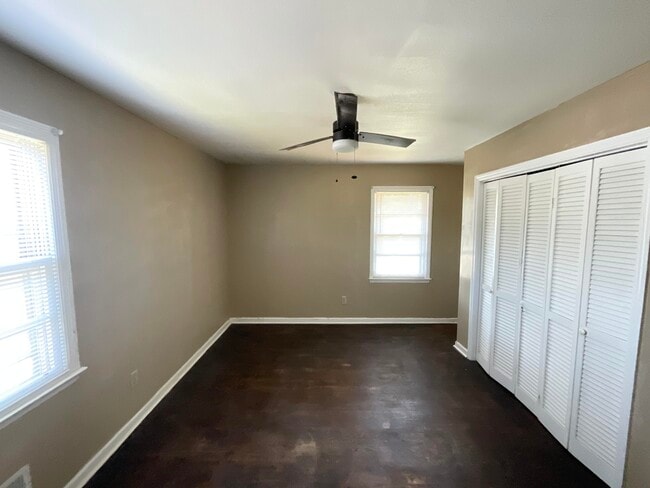 Building Photo - 1421 Wapoo Dr