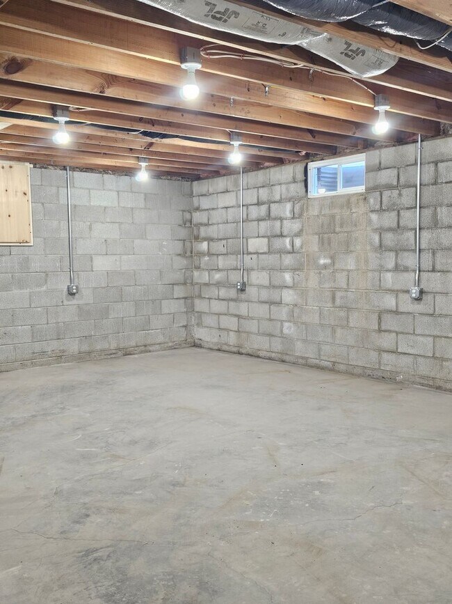Building Photo - Quiet Country Living