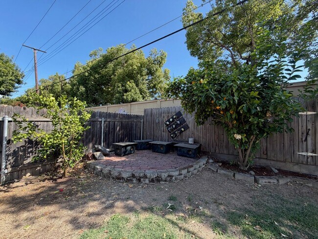 Building Photo - 9152 Condesa Dr