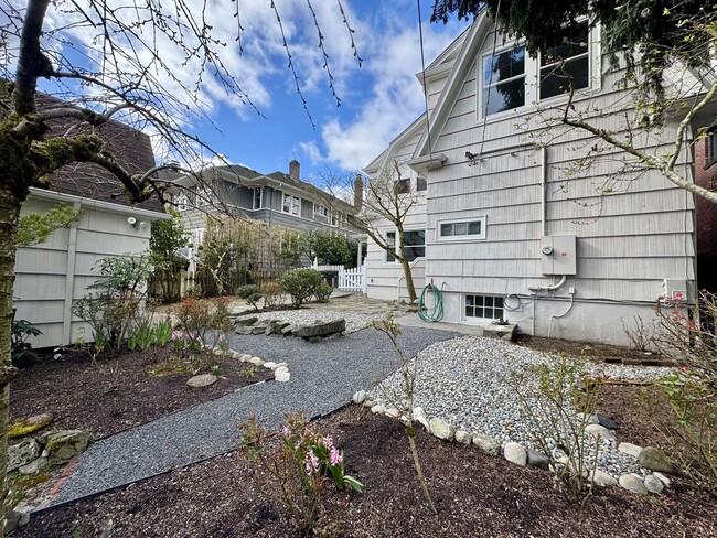 Building Photo - Capitol Hill Home