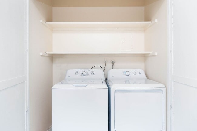 Building Photo - Spacious 4 Bedroom Townhouse in the Heart of Mira Mesa!