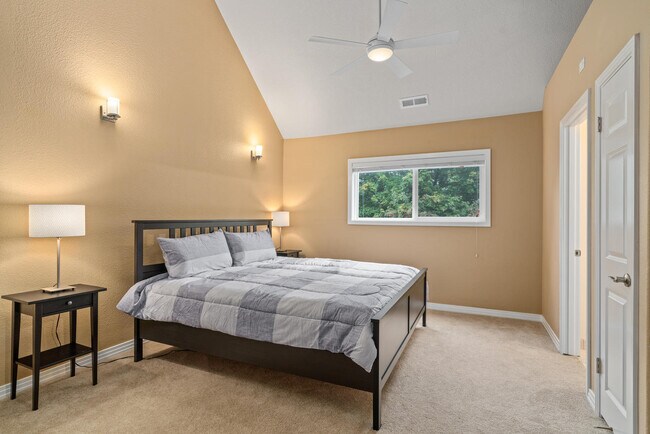 Building Photo - 4 Touchstone