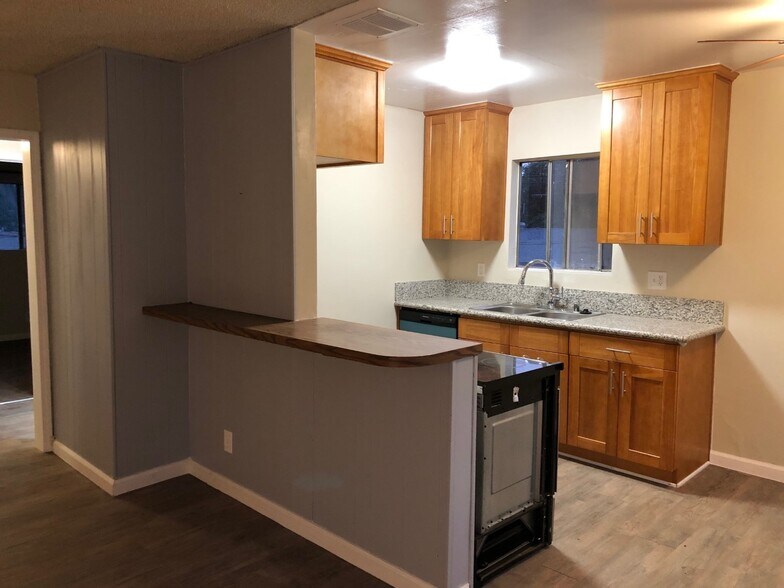 Building Photo - 2107 Earl Ave