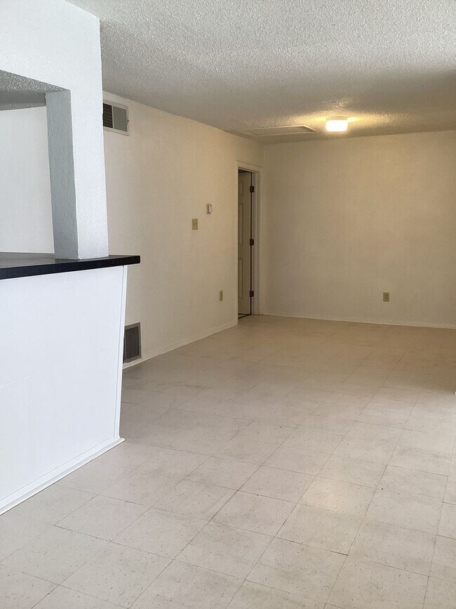 Building Photo - Spacious Vintage 3 Bed 1 Bath!