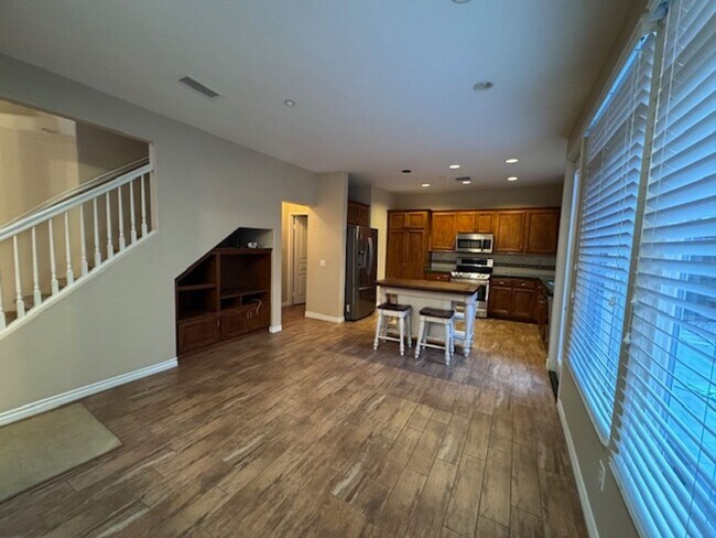 Building Photo - Charming 2-Story, 3 Bedroom, 2 1/2 Bathroom Ventura Home for Lease!