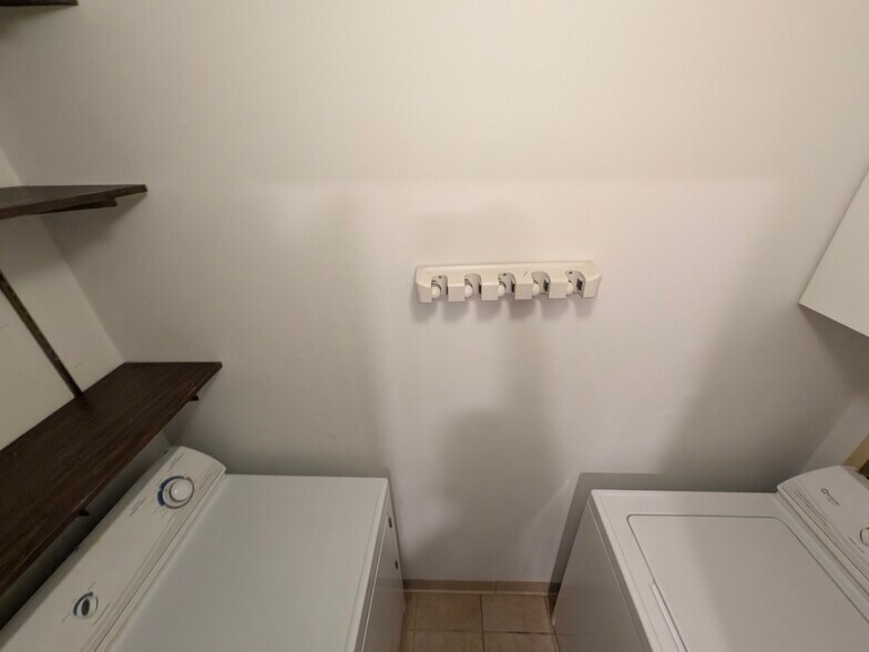 Building Photo - 2163 Hedgerow Rd