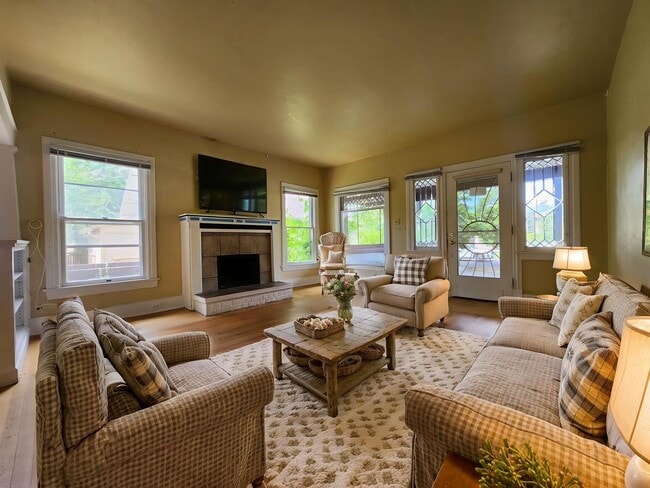 Primary Photo - Victorian Home Downtown – Available NOW