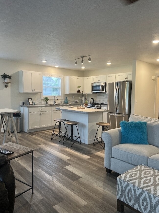 Building Photo - 3240 Babylon Rd